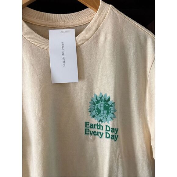 NWT Re Purpose X Urban Outfitters Earth Day Every Day Graphic Tee Size Medium - Picture 3 of 5